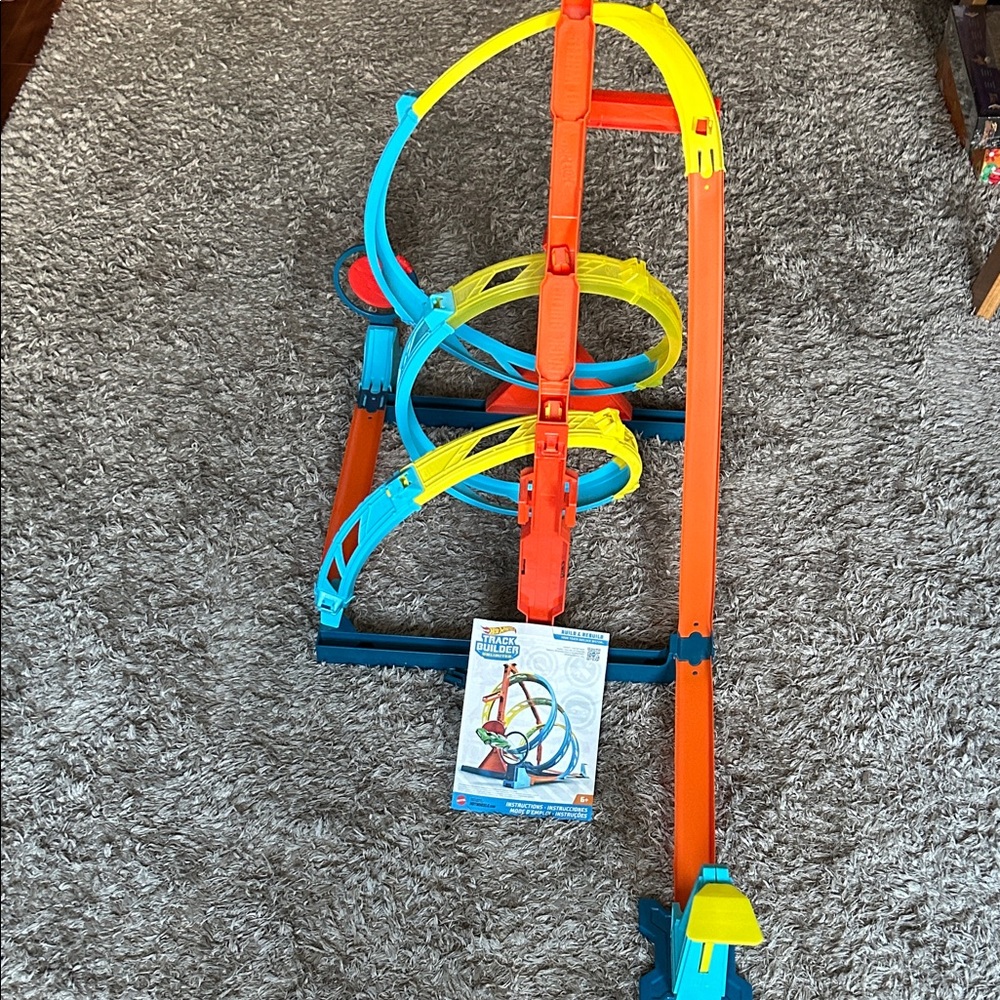 Hot Wheels Track Builder Unlimited Corkscrew Twist Kit Playset & 1:64 scale car